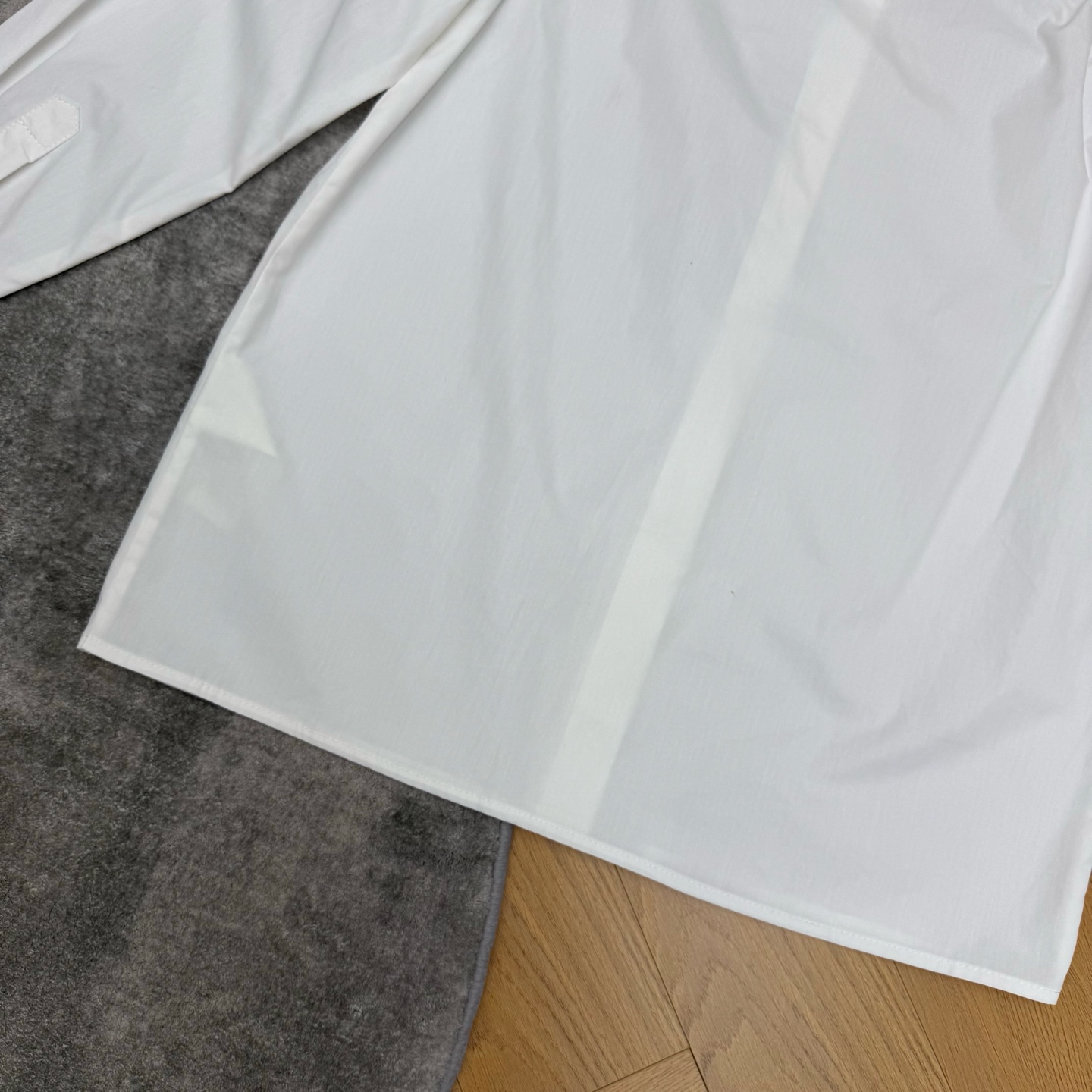 L家 26早秋新款 白色立领长袖衬衫 棉质面料挺括有型不易软塌 木耳边立领 暗门襟设计简约 弱化纽扣存在感 宽松直筒衣身