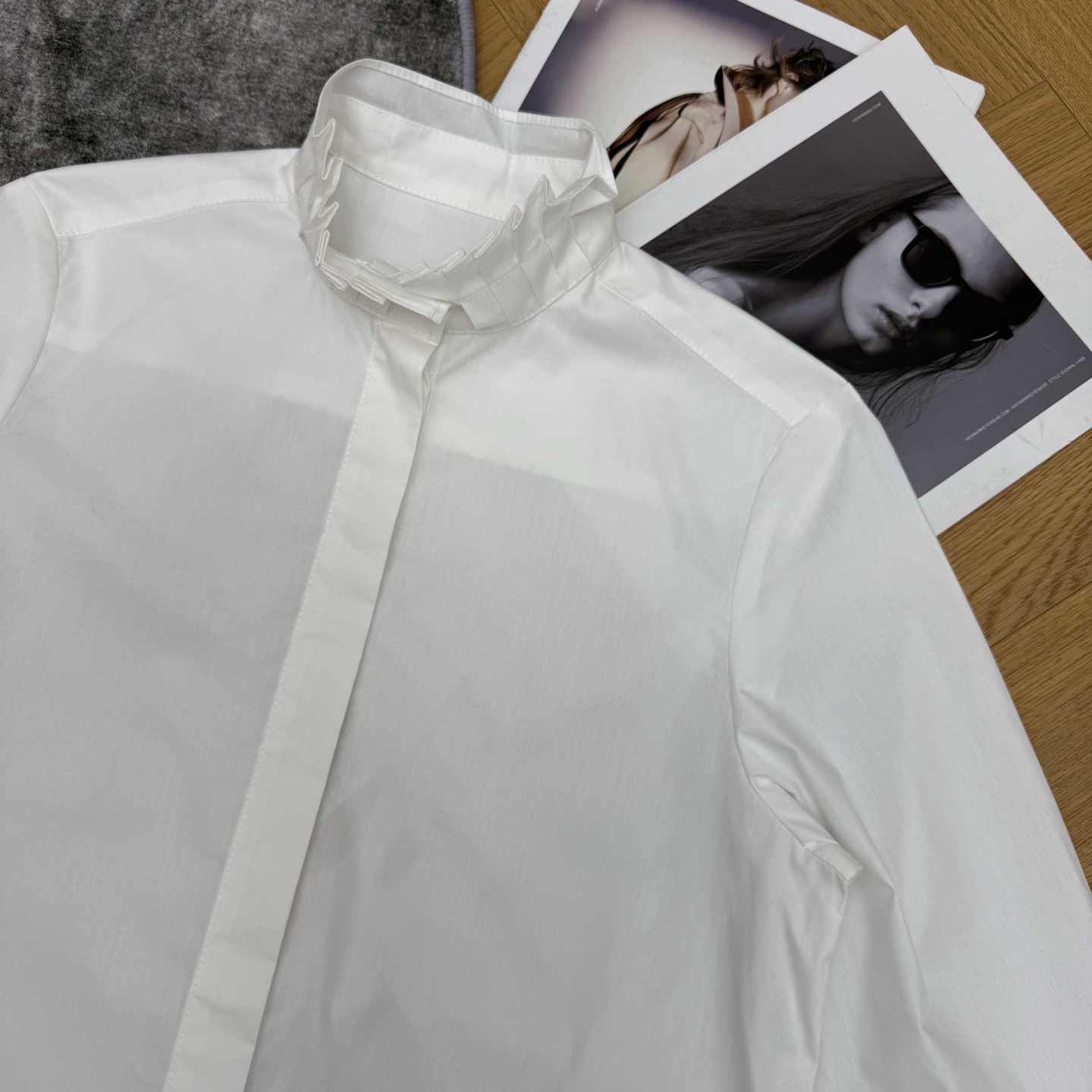 L家 26早秋新款 白色立领长袖衬衫 棉质面料挺括有型不易软塌 木耳边立领 暗门襟设计简约 弱化纽扣存在感 宽松直筒衣身