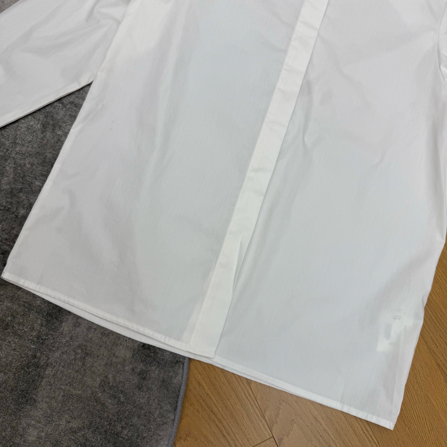 L家 26早秋新款 白色立领长袖衬衫 棉质面料挺括有型不易软塌 木耳边立领 暗门襟设计简约 弱化纽扣存在感 宽松直筒衣身