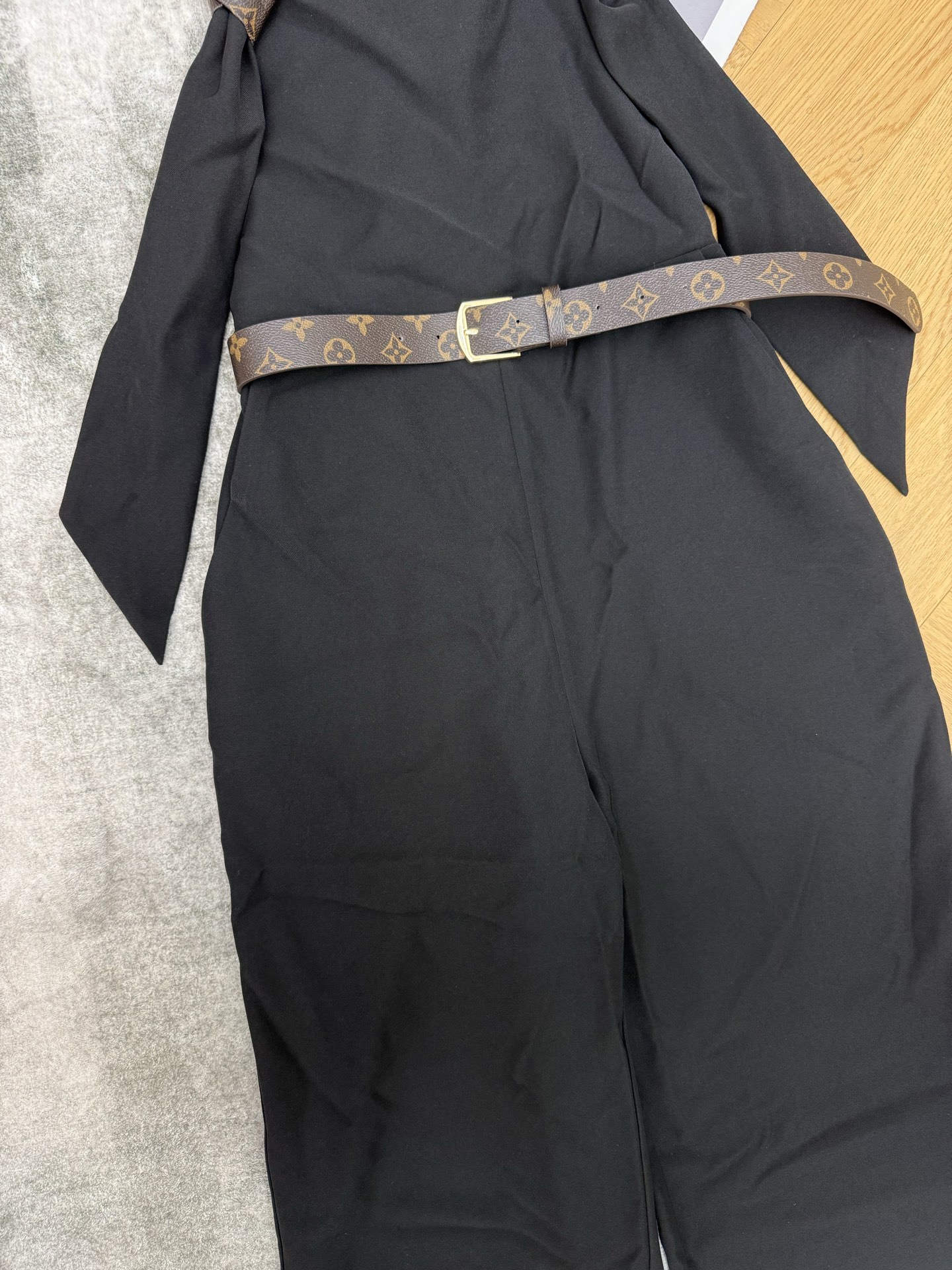 L家 26早秋新款 黑色背带长裤 面料垂坠挺括 黑色高级大气 肩带拼接老花蝴蝶结垂坠设计 配老花腰带收紧腰线 阔腿裤型藏