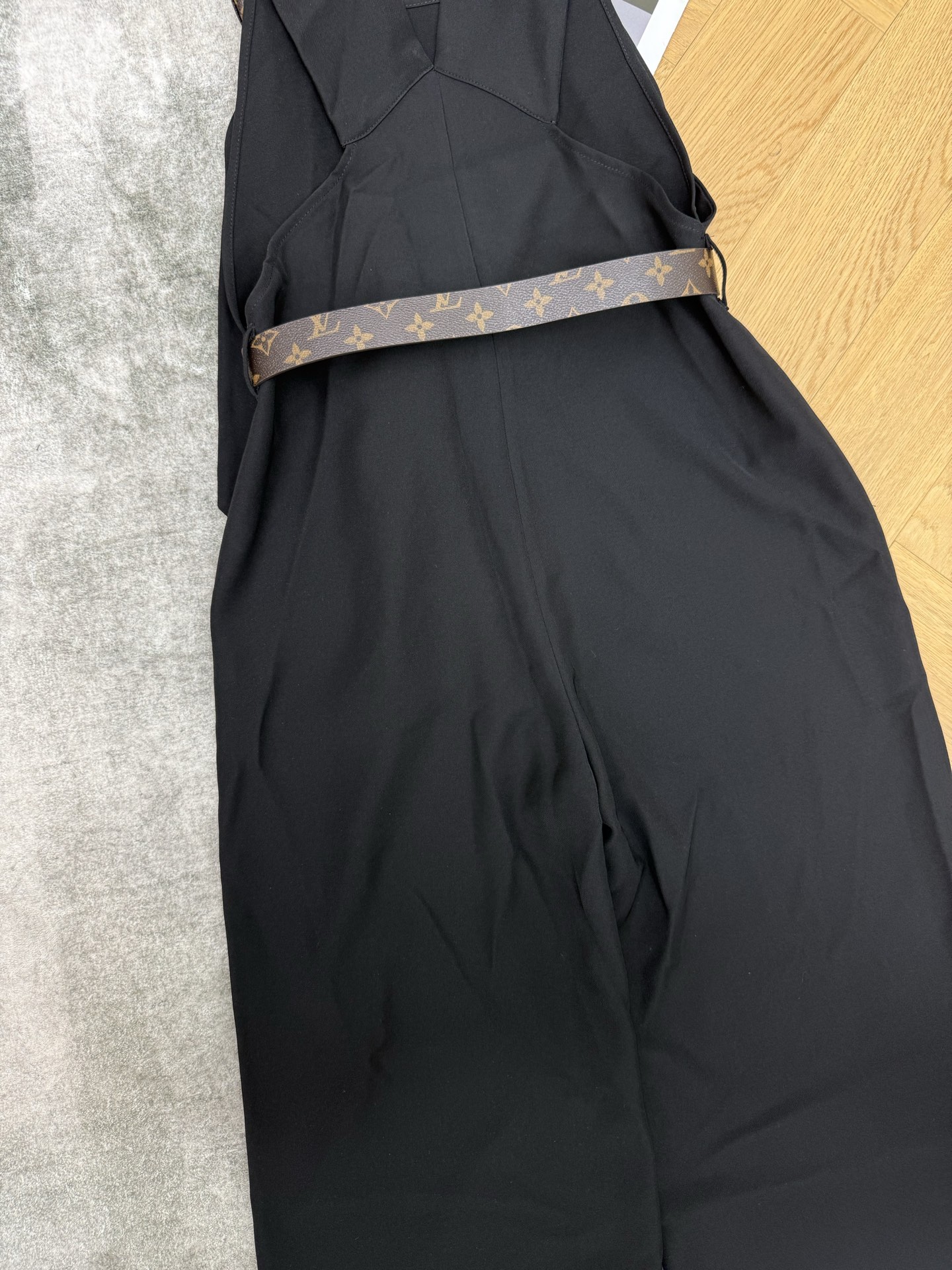 L家 26早秋新款 黑色背带长裤 面料垂坠挺括 黑色高级大气 肩带拼接老花蝴蝶结垂坠设计 配老花腰带收紧腰线 阔腿裤型藏