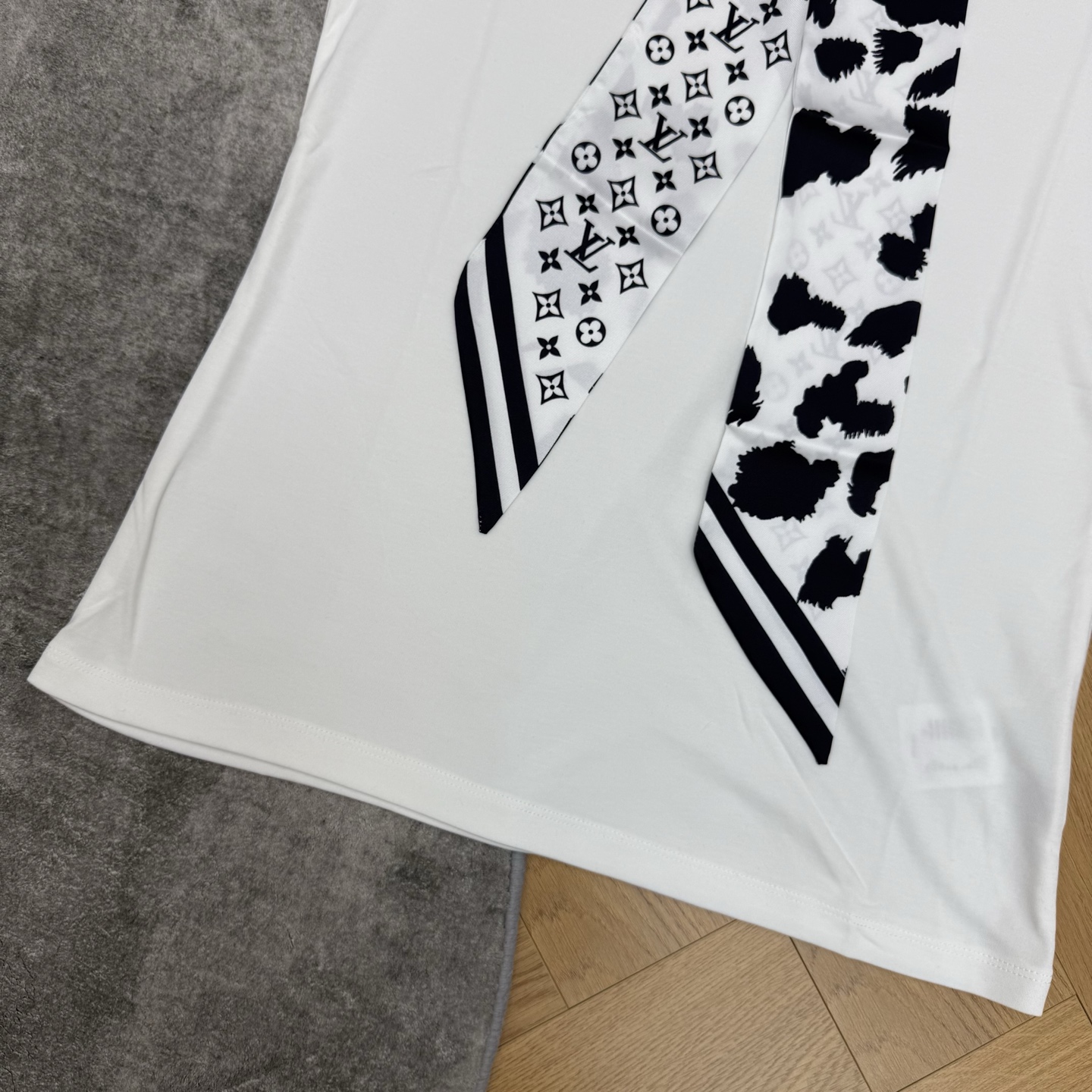 L家 26早秋新款 白色短袖T恤上衣 棉质面料柔软亲肤 自带可拆卸复古老花丝巾 系于领口氛围感十足 合身微宽松版型 不紧