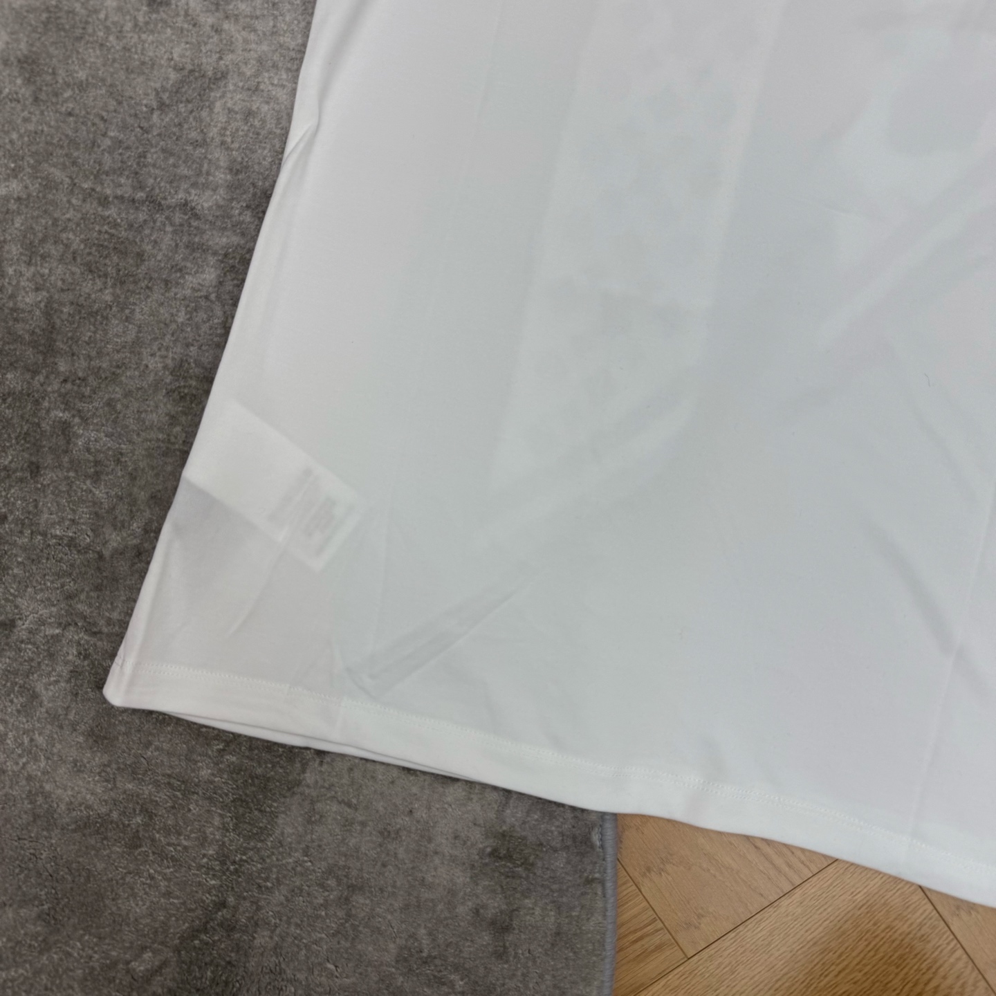 L家 26早秋新款 白色短袖T恤上衣 棉质面料柔软亲肤 自带可拆卸复古老花丝巾 系于领口氛围感十足 合身微宽松版型 不紧