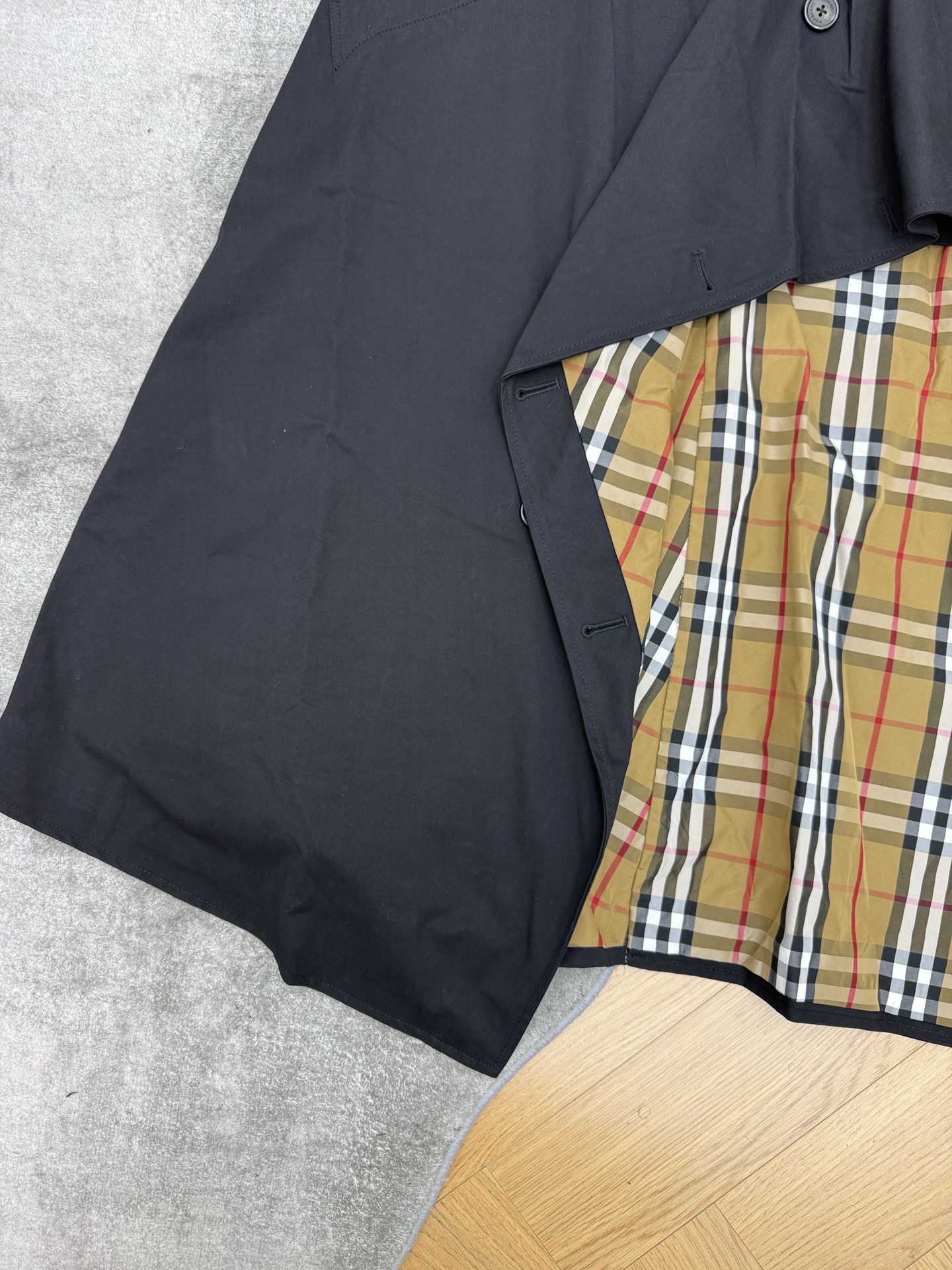BUR家 26早秋新款 不规则高腰半裙 挺括抗皱棉质面料 自带同色系腰带收束腰线 金属排扣设计 不规则大摆剪裁层次感十足