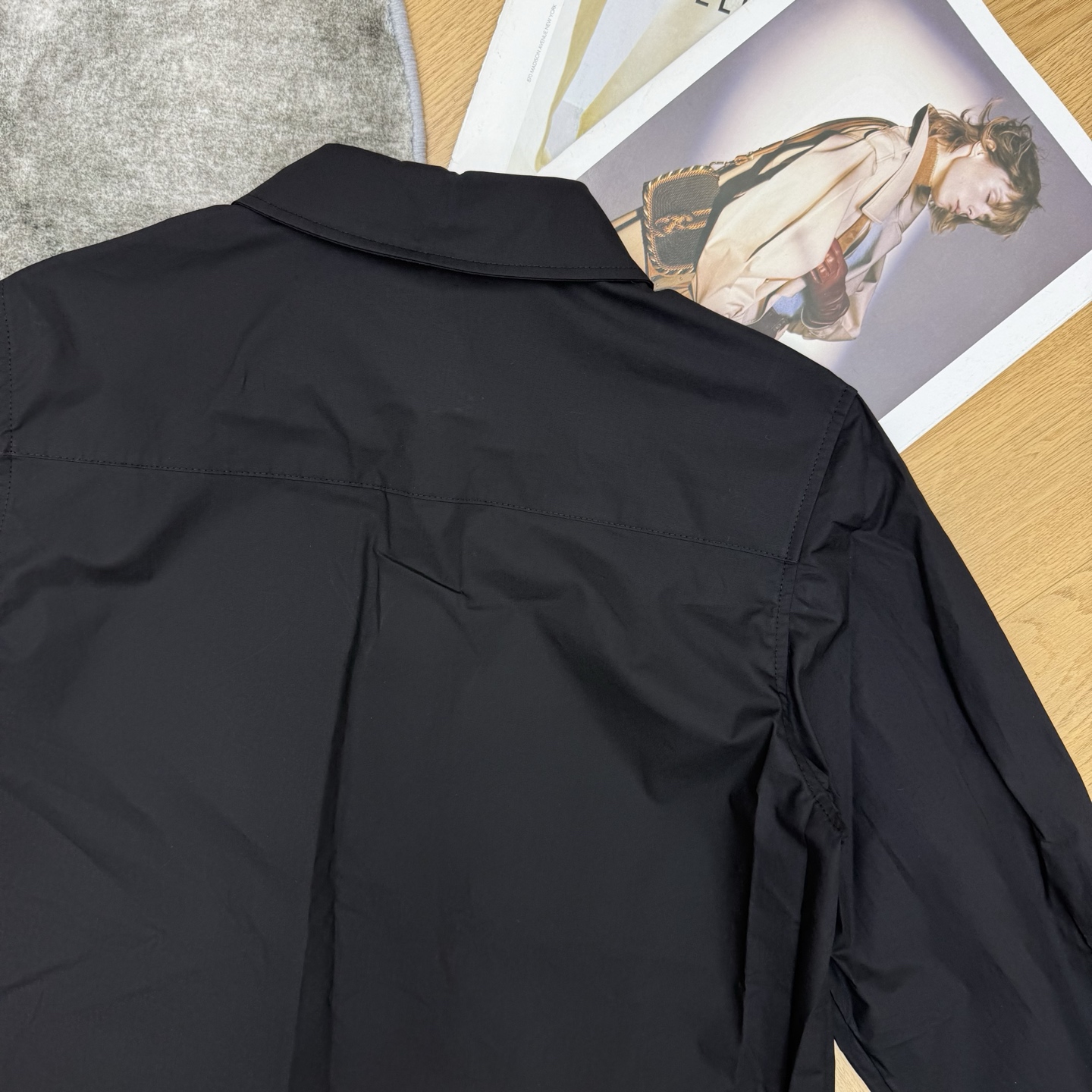 BUR家 26早秋新款 翻领长袖衬衫 挺括棉质面料 利落翻领简约大气 衣身骑士刺绣 低调精致 长袖搭配标准纽扣门襟 宽松 BUR家 26早秋新款 翻领长袖衬衫 挺括棉质面料 利落翻领简约大气 衣身骑士刺绣 低调精致 长袖搭配标准纽扣门襟 宽松