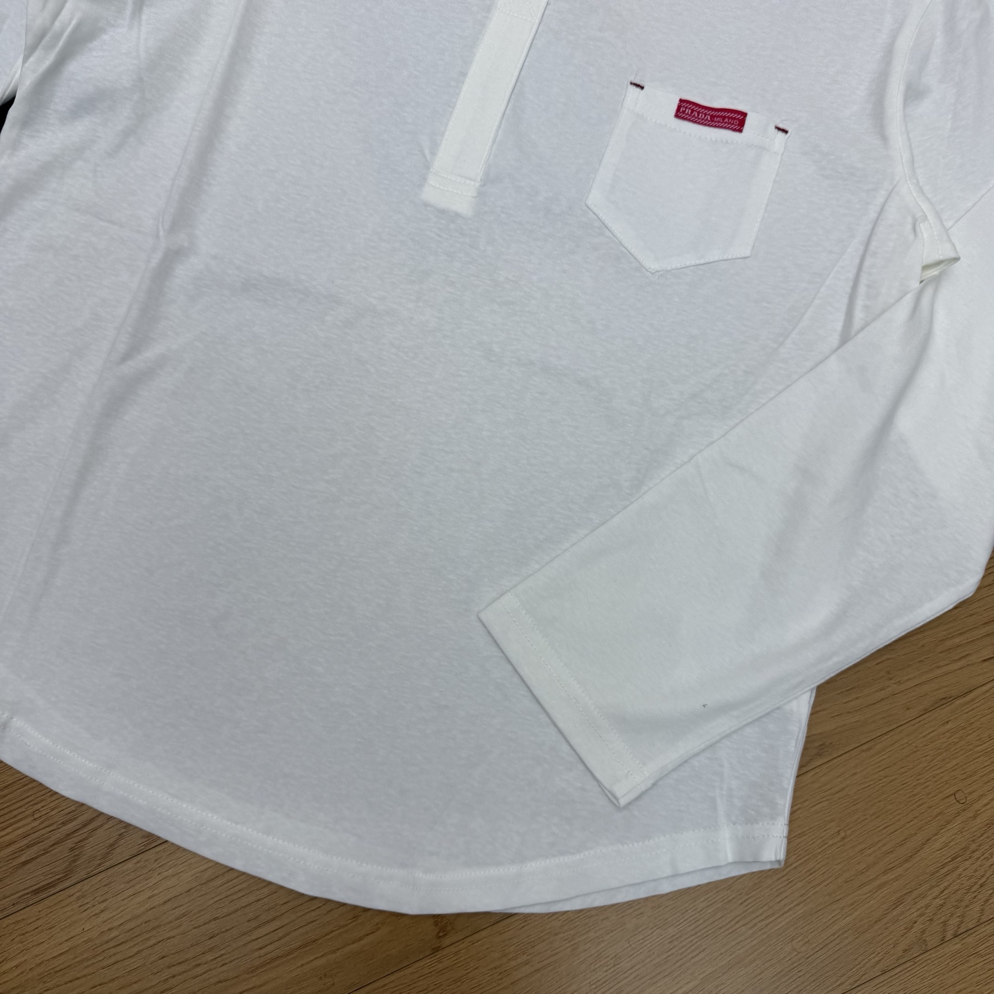 PD家 26早秋新款 V领长袖上衣 采用高品质棉面料 小V领设计 随性松弛不挑脸型 胸前贴袋搭配红色logo点缀 宽松落