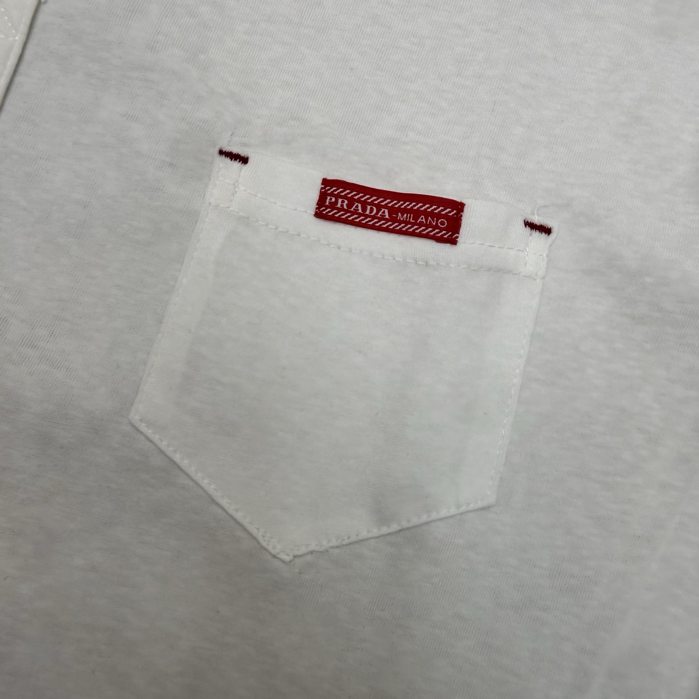 PD家 26早秋新款 V领长袖上衣 采用高品质棉面料 小V领设计 随性松弛不挑脸型 胸前贴袋搭配红色logo点缀 宽松落