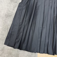 L家 26早秋新款 压褶无袖背心连衣裙,挺括顺滑面料,垂坠感优秀,上身有型不软塌,宽肩带方领版型,修饰肩颈线条,简约利落 L家 26早秋新款 压褶无袖背心连衣裙,挺括顺滑面料,垂坠感优秀,上身有型不软塌,宽肩带方领版型,修饰肩颈线条,简约利落