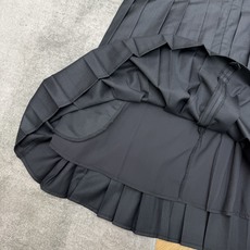 L家 26早秋新款 压褶无袖背心连衣裙,挺括顺滑面料,垂坠感优秀,上身有型不软塌,宽肩带方领版型,修饰肩颈线条,简约利落 L家 26早秋新款 压褶无袖背心连衣裙,挺括顺滑面料,垂坠感优秀,上身有型不软塌,宽肩带方领版型,修饰肩颈线条,简约利落