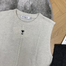D家 26早秋新款 圆领针织马甲,软糯针织面料,质感细腻亲肤,上身舒适,简约圆领无袖版型,前中扭绳麻花织纹,胸口精致蜜蜂 D家 26早秋新款 圆领针织马甲,软糯针织面料,质感细腻亲肤,上身舒适,简约圆领无袖版型,前中扭绳麻花织纹,胸口精致蜜蜂