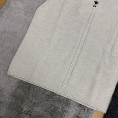 D家 26早秋新款 圆领针织马甲,软糯针织面料,质感细腻亲肤,上身舒适,简约圆领无袖版型,前中扭绳麻花织纹,胸口精致蜜蜂 D家 26早秋新款 圆领针织马甲,软糯针织面料,质感细腻亲肤,上身舒适,简约圆领无袖版型,前中扭绳麻花织纹,胸口精致蜜蜂