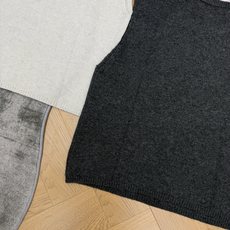 D家 26早秋新款 圆领针织马甲,软糯针织面料,质感细腻亲肤,上身舒适,简约圆领无袖版型,前中扭绳麻花织纹,胸口精致蜜蜂 D家 26早秋新款 圆领针织马甲,软糯针织面料,质感细腻亲肤,上身舒适,简约圆领无袖版型,前中扭绳麻花织纹,胸口精致蜜蜂
