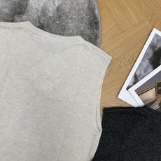 D家 26早秋新款 圆领针织马甲,软糯针织面料,质感细腻亲肤,上身舒适,简约圆领无袖版型,前中扭绳麻花织纹,胸口精致蜜蜂 D家 26早秋新款 圆领针织马甲,软糯针织面料,质感细腻亲肤,上身舒适,简约圆领无袖版型,前中扭绳麻花织纹,胸口精致蜜蜂