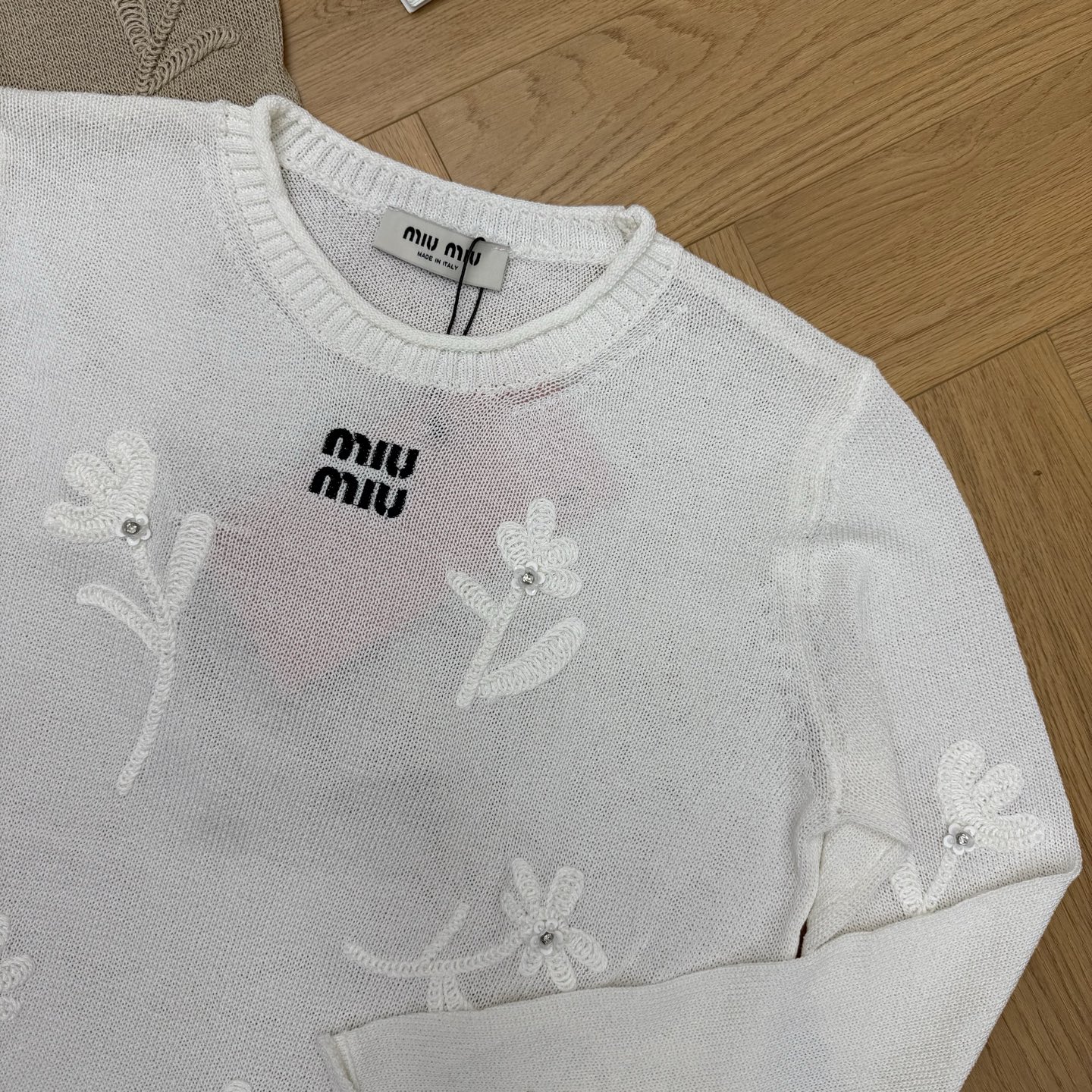 Miu家 26早秋新款 花卉刺绣长袖针织衫，轻薄透气针织面料，软糯亲肤，自带柔和肌理感，简约圆领基础版型，胸口miu m