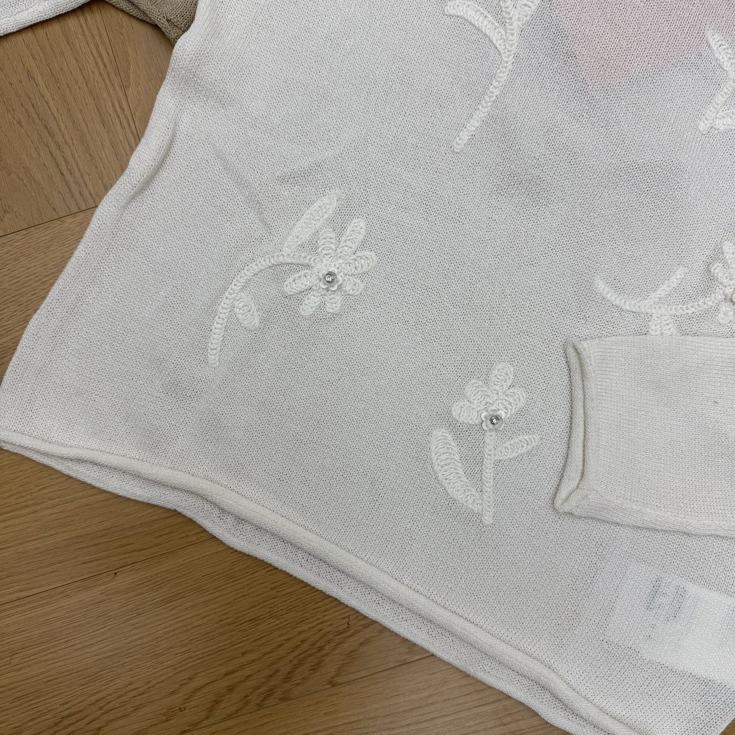 Miu家 26早秋新款 花卉刺绣长袖针织衫，轻薄透气针织面料，软糯亲肤，自带柔和肌理感，简约圆领基础版型，胸口miu m