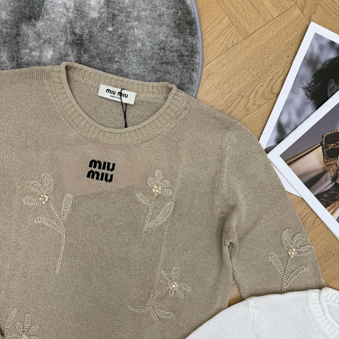 Miu家 26早秋新款 花卉刺绣长袖针织衫，轻薄透气针织面料，软糯亲肤，自带柔和肌理感，简约圆领基础版型，胸口miu m