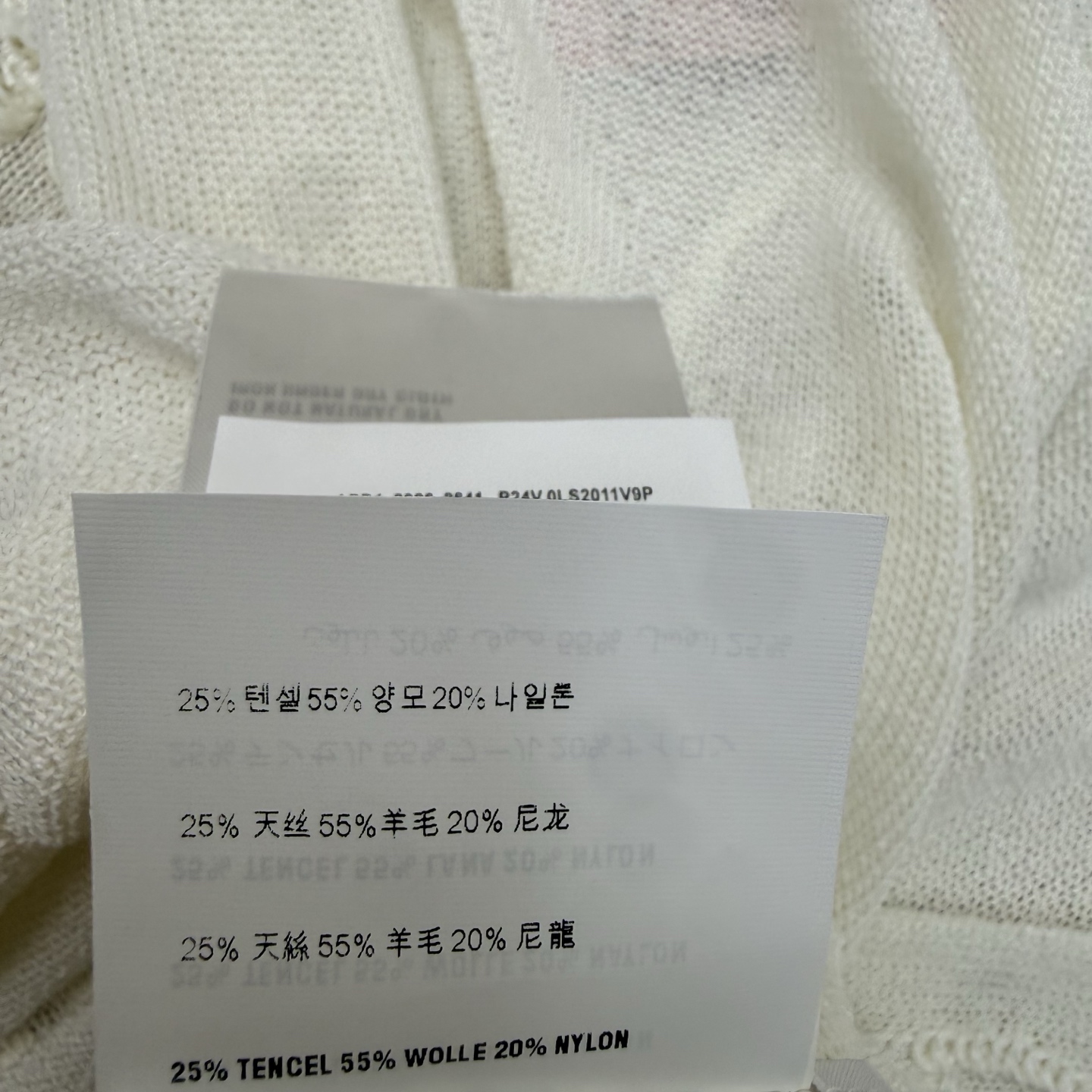 Miu家 26早秋新款 花卉刺绣长袖针织衫，轻薄透气针织面料，软糯亲肤，自带柔和肌理感，简约圆领基础版型，胸口miu m