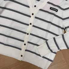 Miu家 26早秋新款 条纹V领针织开衫,软糯针织面料,亲肤舒适,上身温柔有质感,经典V领设计,修饰脖颈线条,显脸小,单 Miu家 26早秋新款 条纹V领针织开衫,软糯针织面料,亲肤舒适,上身温柔有质感,经典V领设计,修饰脖颈线条,显脸小,单