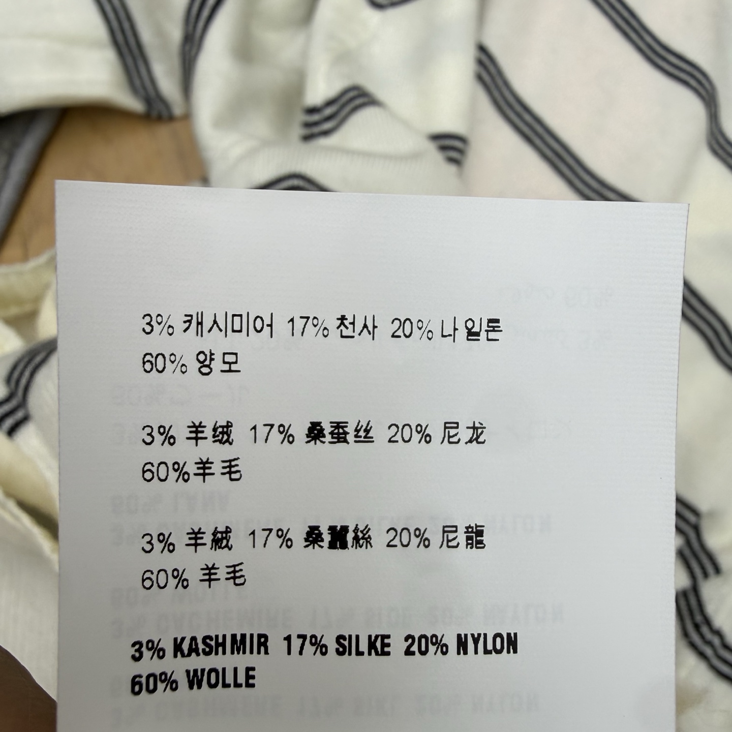 Miu家 26早秋新款 条纹V领针织开衫,软糯针织面料,亲肤舒适,上身温柔有质感,经典V领设计,修饰脖颈线条,显脸小,单 Miu家 26早秋新款 条纹V领针织开衫,软糯针织面料,亲肤舒适,上身温柔有质感,经典V领设计,修饰脖颈线条,显脸小,单
