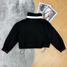 PD家 2026早秋新款 撞色立领短款外套 撞色拼接立领设计 黑白层次分明 领口配备金属调节扣 可随心收紧领型 防风又修 PD家 2026早秋新款 撞色立领短款外套 撞色拼接立领设计 黑白层次分明 领口配备金属调节扣 可随心收紧领型 防风又修