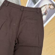 PD家 2026早秋新款 三角标高腰阔腿西裤 高腰设计搭配单颗纽扣门襟 巧妙抬高腰线 前幅双褶裥工艺 增加裤身余量 让裤 PD家 2026早秋新款 三角标高腰阔腿西裤 高腰设计搭配单颗纽扣门襟 巧妙抬高腰线 前幅双褶裥工艺 增加裤身余量 让裤