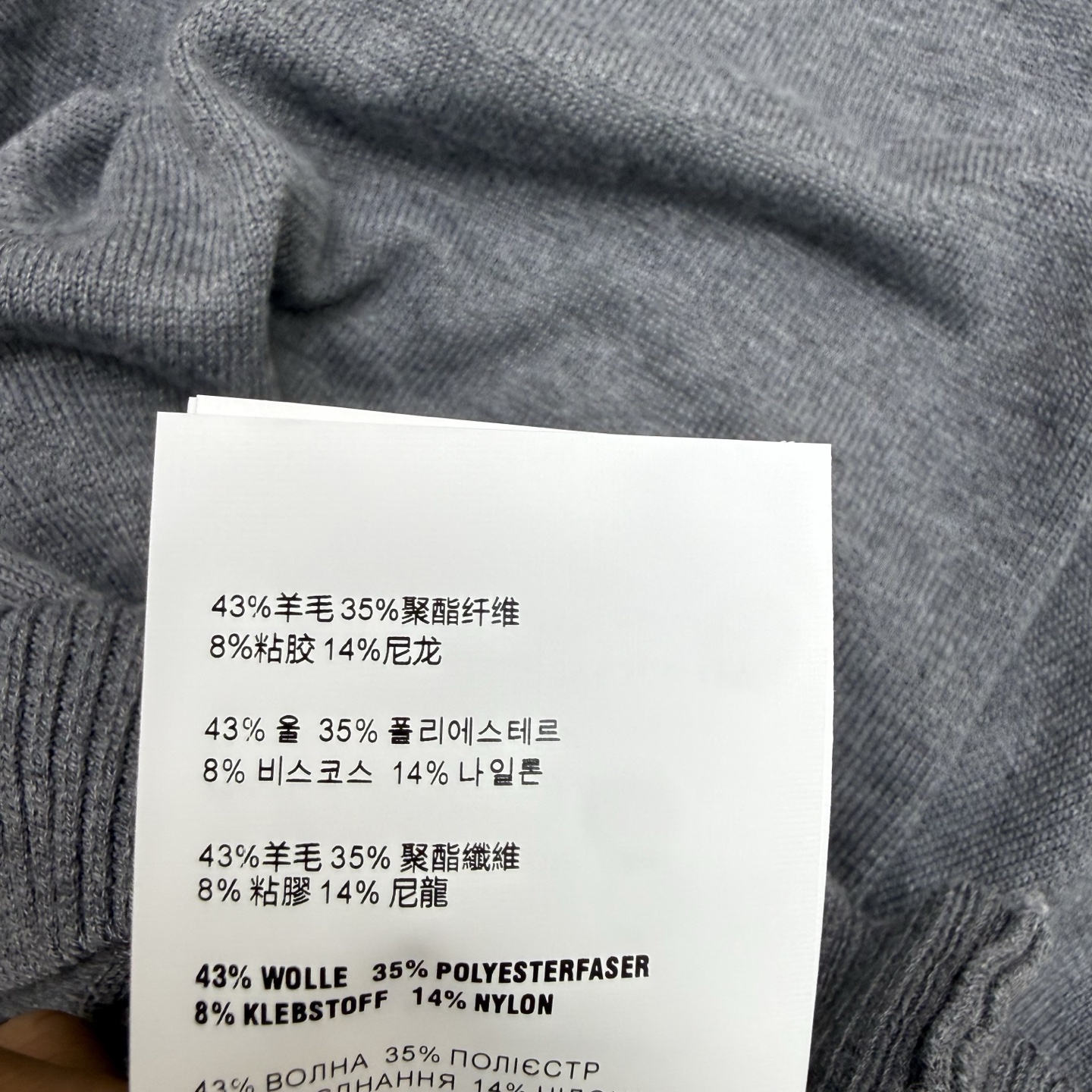 Miu家 26早秋新款 条纹Polo领针织长袖，深炭灰 / 高级灰，黑白细条纹撞色Polo翻领，复古学院感拉满，半开襟拉