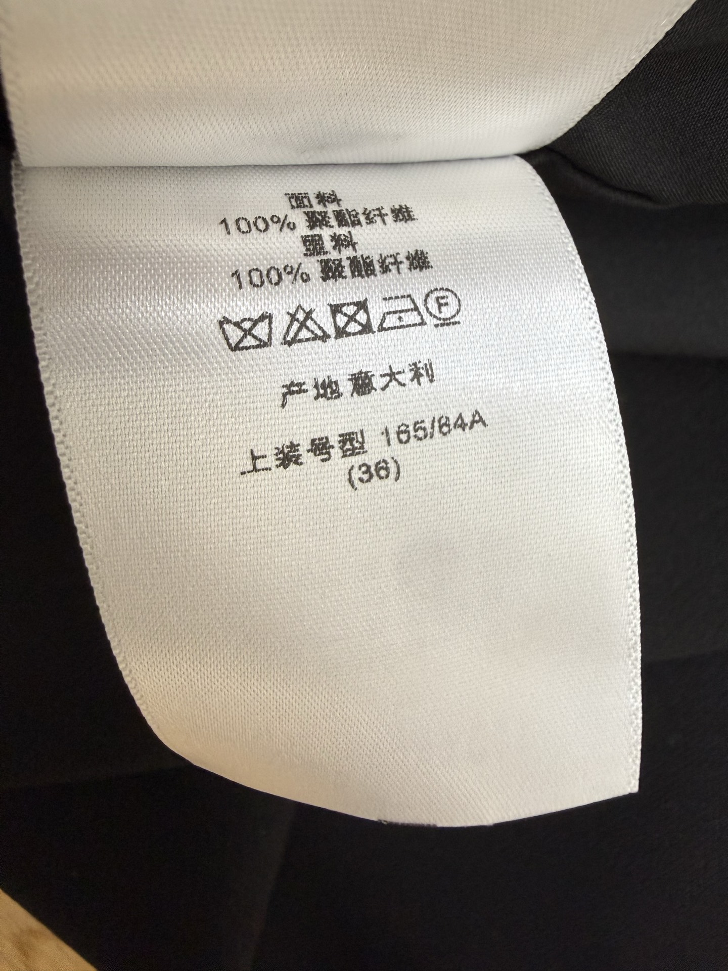 D家 26早秋新款 黑色无袖连衣裙 面料挺括顺滑 领口金属D扣点缀 搭配垂坠飘带流苏设计 利落立领修饰脖颈线条 直筒剪裁
