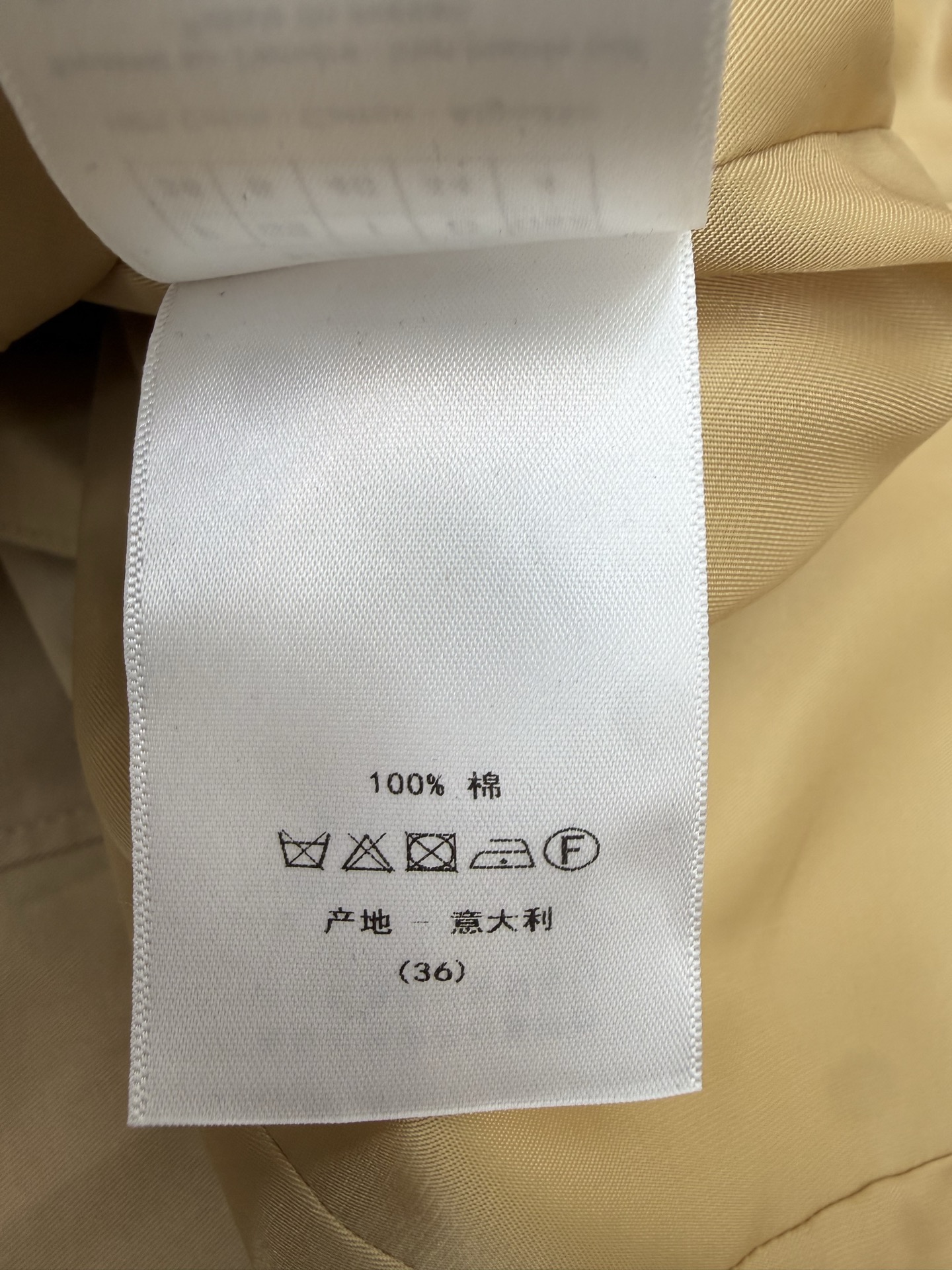 D家 26早秋新款 卡其长款风衣外套 棉质面料垂顺挺括 翻领后是皮质拼接 设计感满满 搭配复古金雕花腰带 轻松束出腰线 