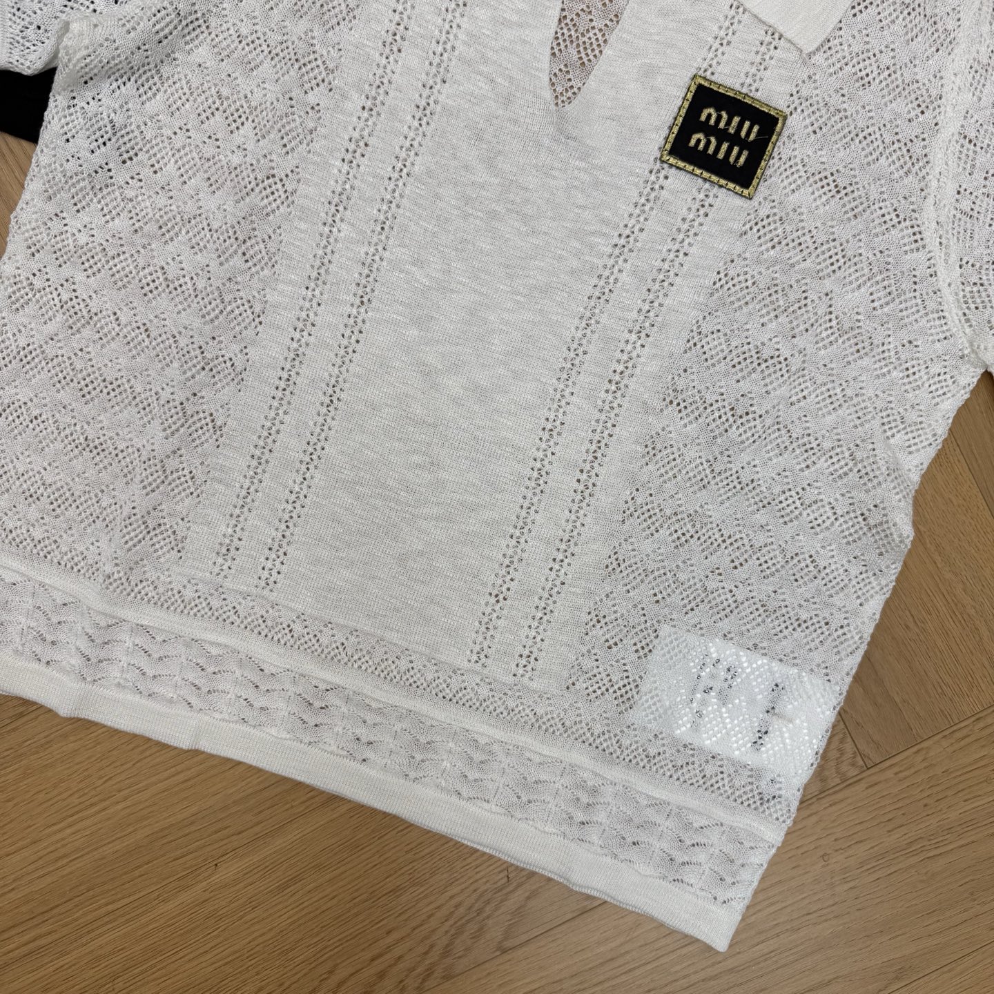 Miu家 26夏季新款 Polo钩花V领针织短袖，Polo翻领小V领口，复古学院感拉满，精致镂空钩花纹理，透气不闷，质感