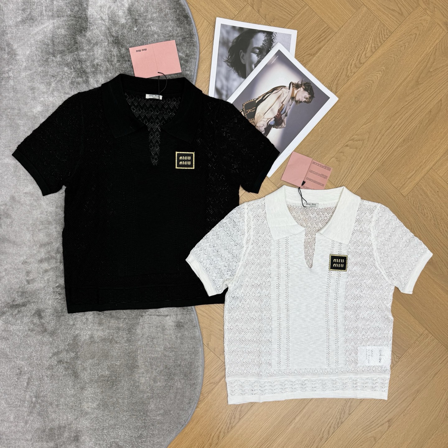Miu家 26夏季新款 Polo钩花V领针织短袖，Polo翻领小V领口，复古学院感拉满，精致镂空钩花纹理，透气不闷，质感