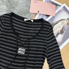 Miu家 26早秋新款 条纹系带针织长袖上衣,经典黑底银白细条纹,氛围感拉满,U型领口+胸前抽绳系带设计,可调节领口大小 Miu家 26早秋新款 条纹系带针织长袖上衣,经典黑底银白细条纹,氛围感拉满,U型领口+胸前抽绳系带设计,可调节领口大小