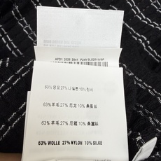 Miu家 26早秋新款 条纹系带针织长袖上衣,经典黑底银白细条纹,氛围感拉满,U型领口+胸前抽绳系带设计,可调节领口大小 Miu家 26早秋新款 条纹系带针织长袖上衣,经典黑底银白细条纹,氛围感拉满,U型领口+胸前抽绳系带设计,可调节领口大小