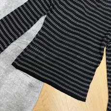 Miu家 26早秋新款 条纹系带针织长袖上衣,经典黑底银白细条纹,氛围感拉满,U型领口+胸前抽绳系带设计,可调节领口大小 Miu家 26早秋新款 条纹系带针织长袖上衣,经典黑底银白细条纹,氛围感拉满,U型领口+胸前抽绳系带设计,可调节领口大小