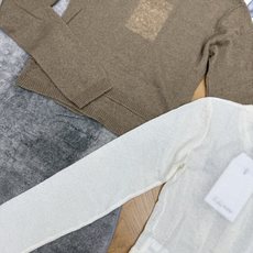 小香家 26早秋新款 双排扣针织开衫,圆领设计,优雅百搭不挑人,门襟双排扣,精致贵气感拉满,门襟竖向肌理纹理,增加细节层 小香家 26早秋新款 双排扣针织开衫,圆领设计,优雅百搭不挑人,门襟双排扣,精致贵气感拉满,门襟竖向肌理纹理,增加细节层