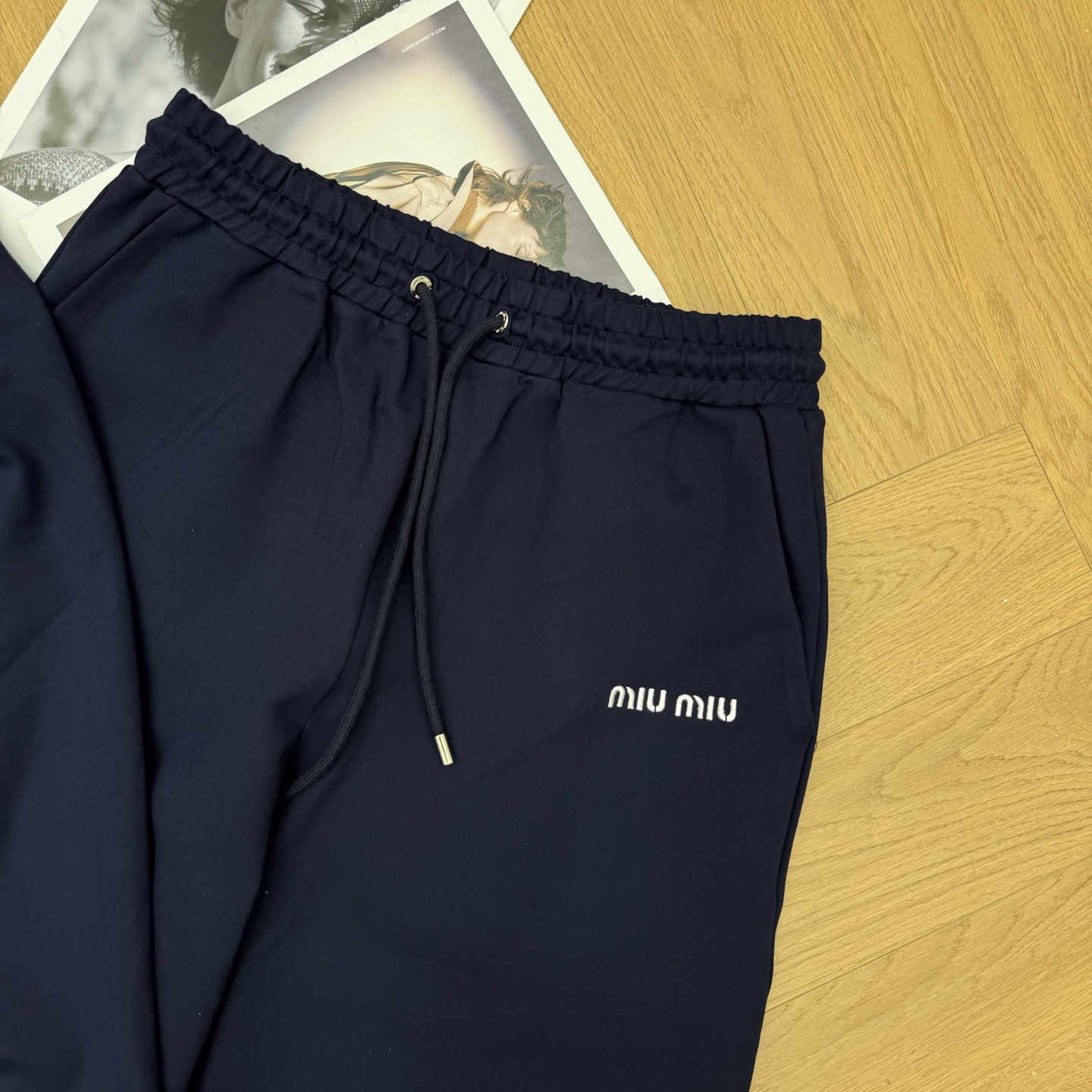 MIU家 2026早秋新款 运动休闲套装 简约高级的运动风穿搭 一套上身省去搭配烦恼 立领短款拉链外套 利落立领版型修饰 MIU家 2026早秋新款 运动休闲套装 简约高级的运动风穿搭 一套上身省去搭配烦恼 立领短款拉链外套 利落立领版型修饰
