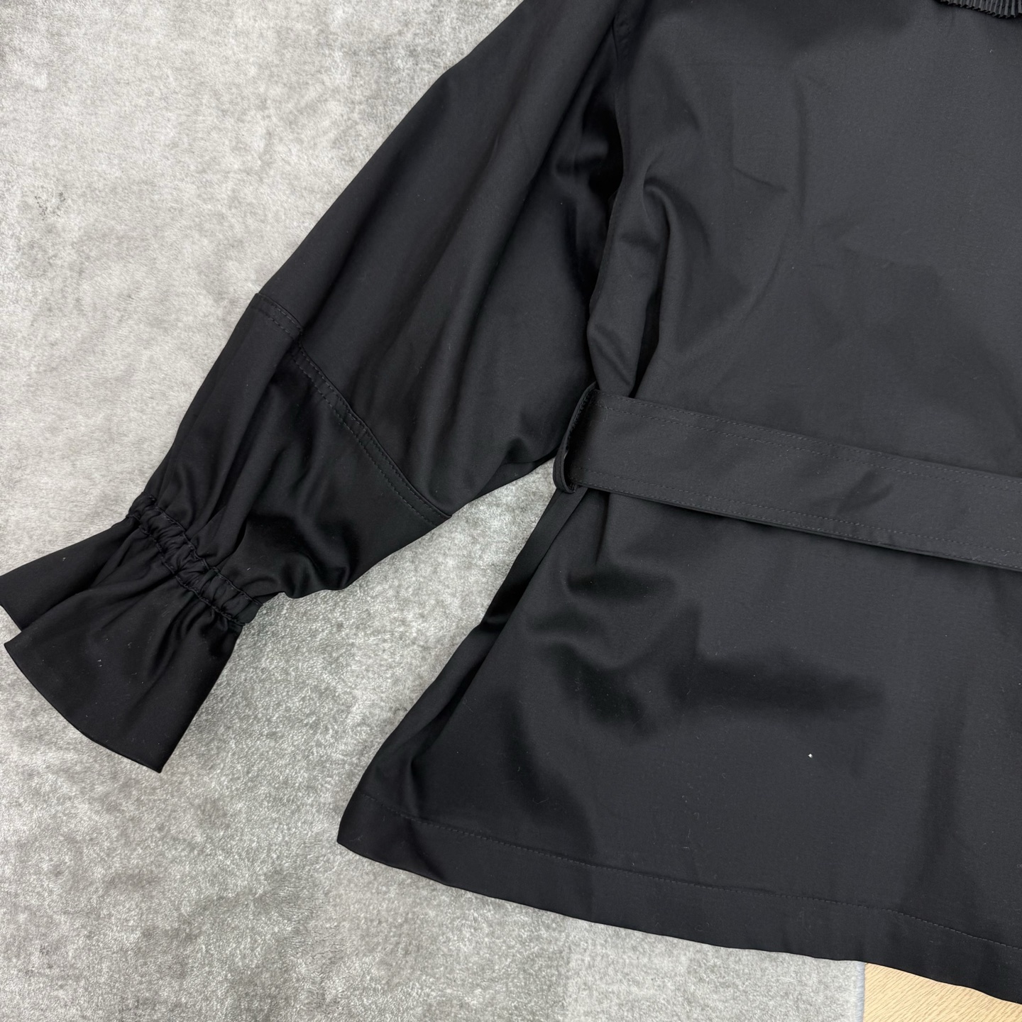 L家 26早秋新款 黑色短款收腰风衣 挺括棉质面料 荷叶压褶领可拆卸 一衣解锁两种风格 金属拉链搭配可调节腰带 轻松收束