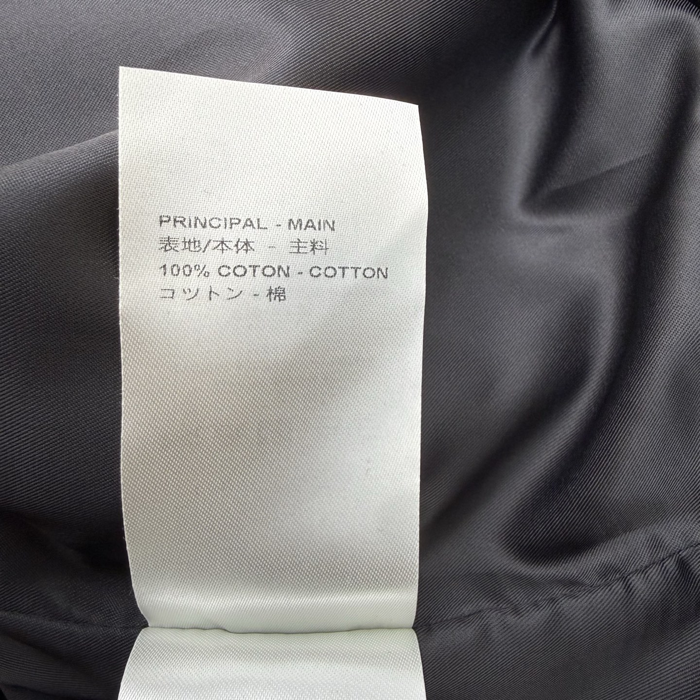 L家 26早秋新款 黑色短款收腰风衣 挺括棉质面料 荷叶压褶领可拆卸 一衣解锁两种风格 金属拉链搭配可调节腰带 轻松收束