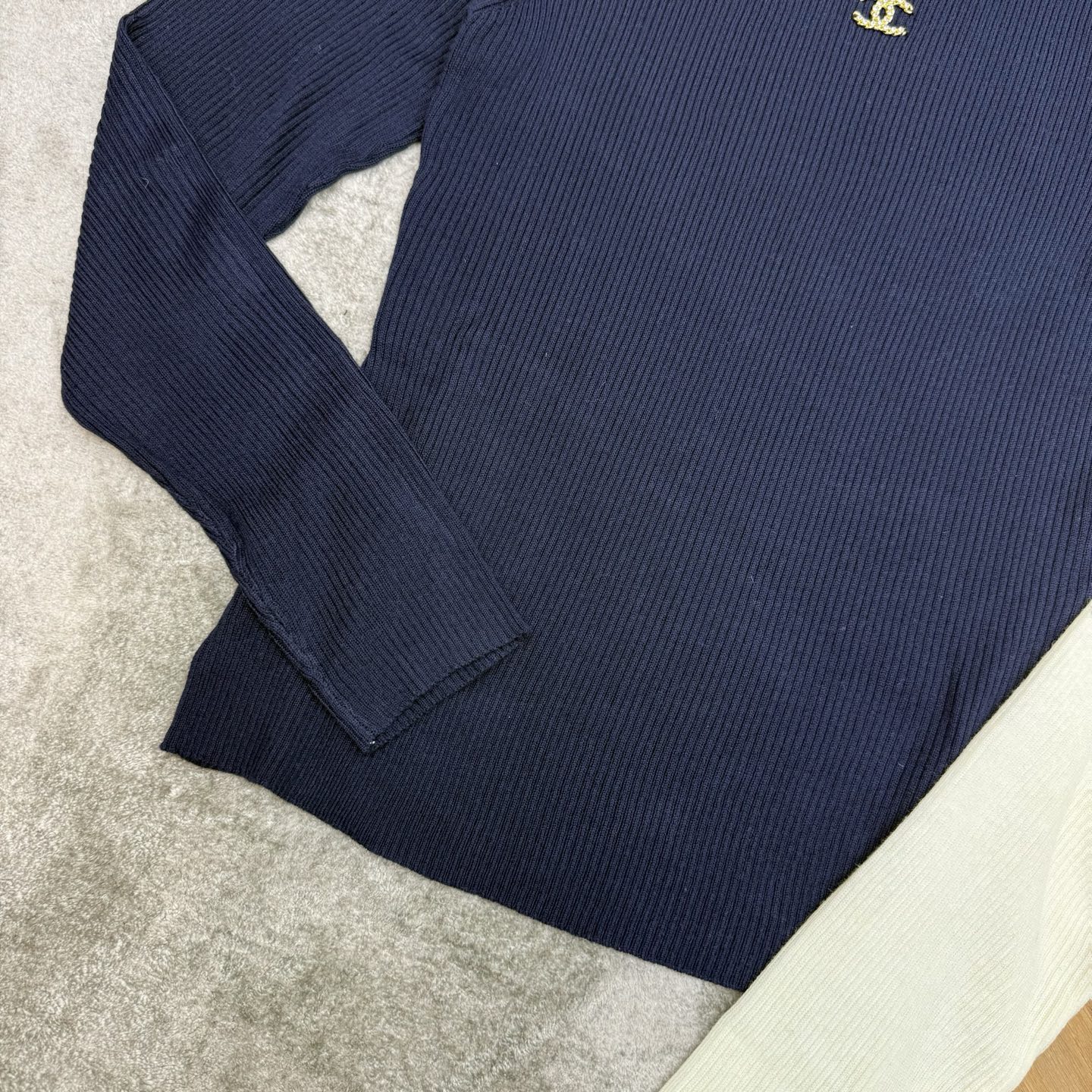 小香家 26早秋新款 撞色圆领针织上衣，坑条修身针织面料，弹力舒适，贴肤软糯，撞色包边圆领，精致金属logo刺绣，简约修