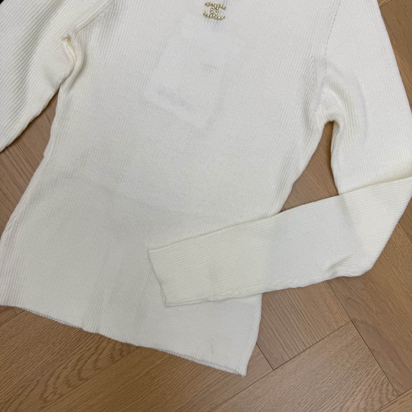 小香家 26早秋新款 撞色圆领针织上衣，坑条修身针织面料，弹力舒适，贴肤软糯，撞色包边圆领，精致金属logo刺绣，简约修