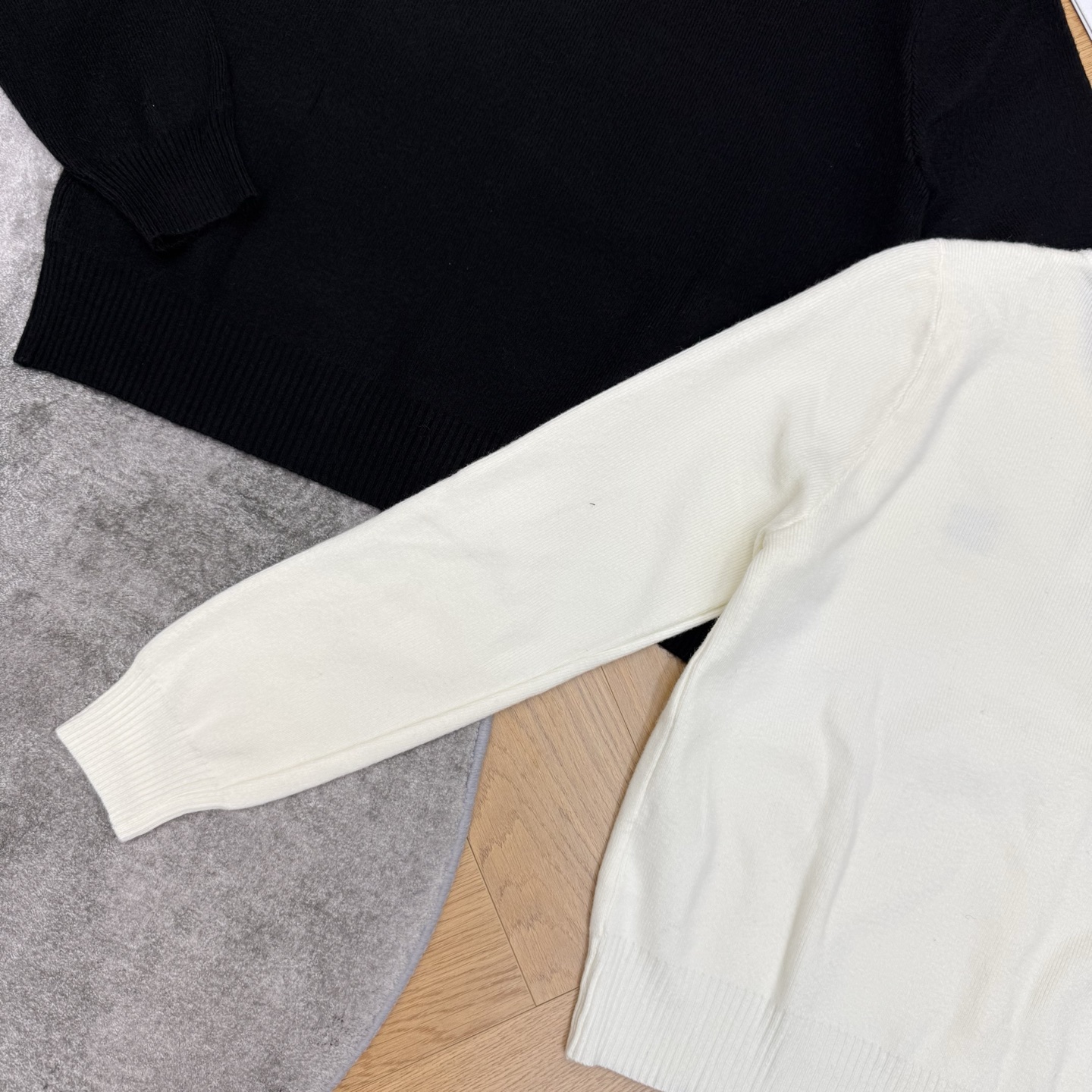 小香家 26早秋新款 手工锁边针织开衫，精致手工毛边锁边圆领门襟，胸口刺绣双C标识，辨识度拉满，软糯针织面料，上身舒适亲