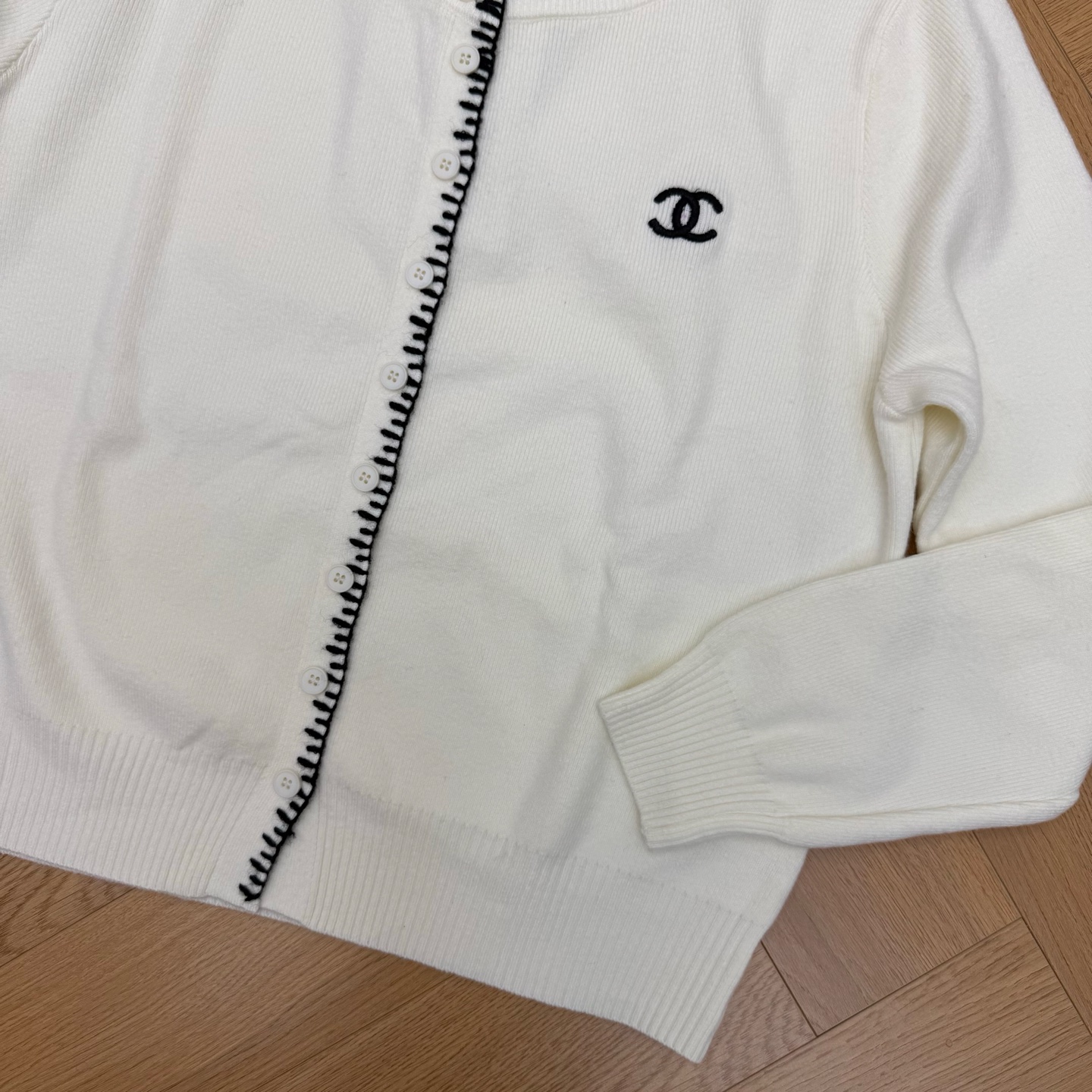 小香家 26早秋新款 手工锁边针织开衫，精致手工毛边锁边圆领门襟，胸口刺绣双C标识，辨识度拉满，软糯针织面料，上身舒适亲