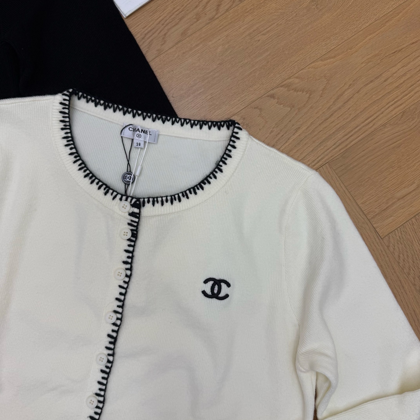 小香家 26早秋新款 手工锁边针织开衫，精致手工毛边锁边圆领门襟，胸口刺绣双C标识，辨识度拉满，软糯针织面料，上身舒适亲