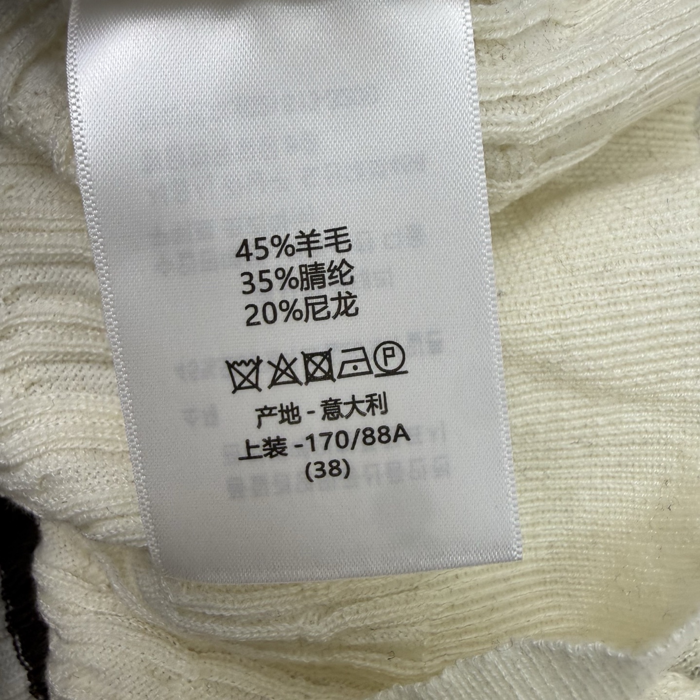 D家 26早秋新款 假两件针织开衫，层次感假两件圆领设计，复古氛围感，肌理绞花针织面料，手感软糯透气，精致蜜蜂刺绣小标，