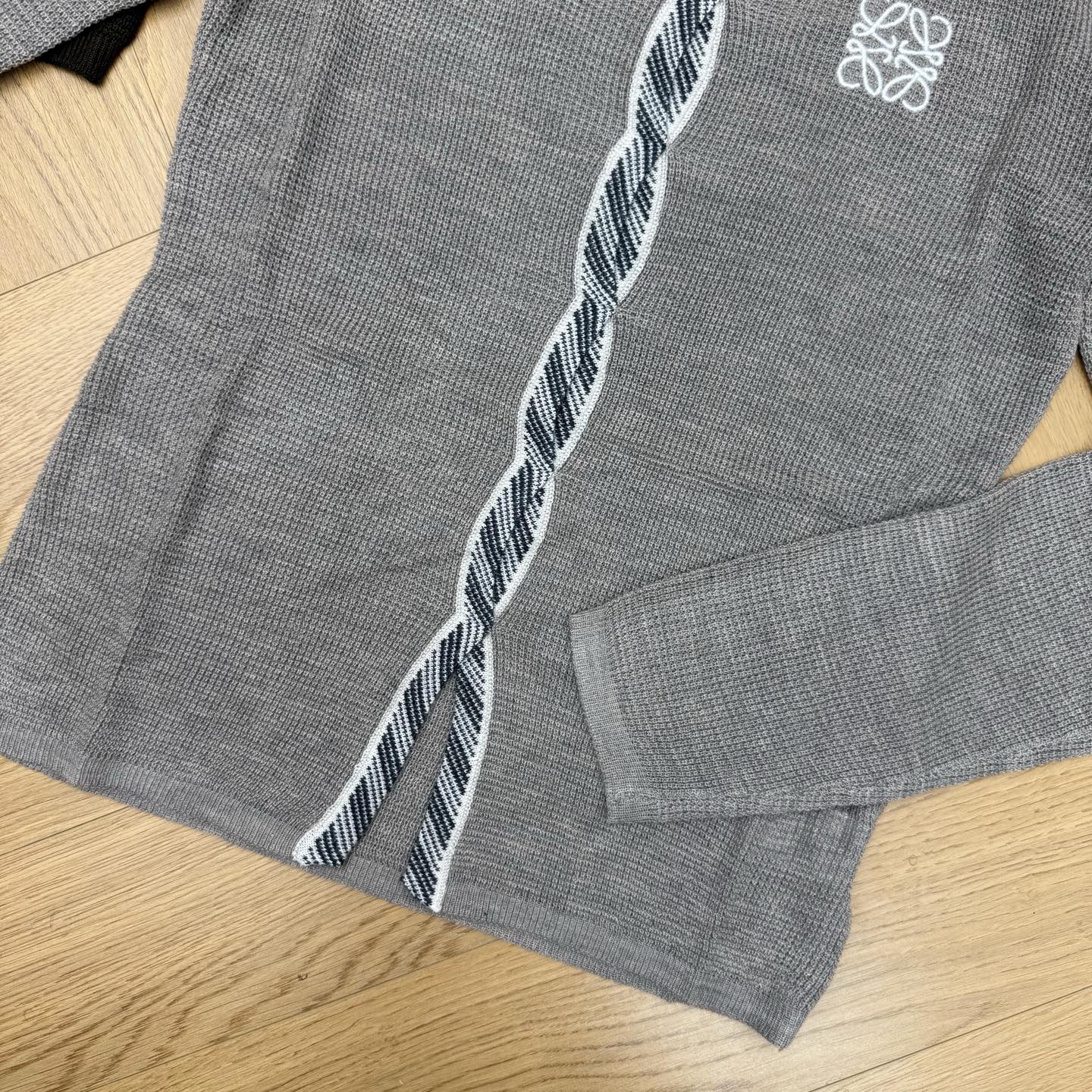 LW家 26早秋新款 复古撞色针织开衫，别致编织滚边门襟领口，氛围感拉满，胸口经典Anagram刺绣标识，低调高级，华夫