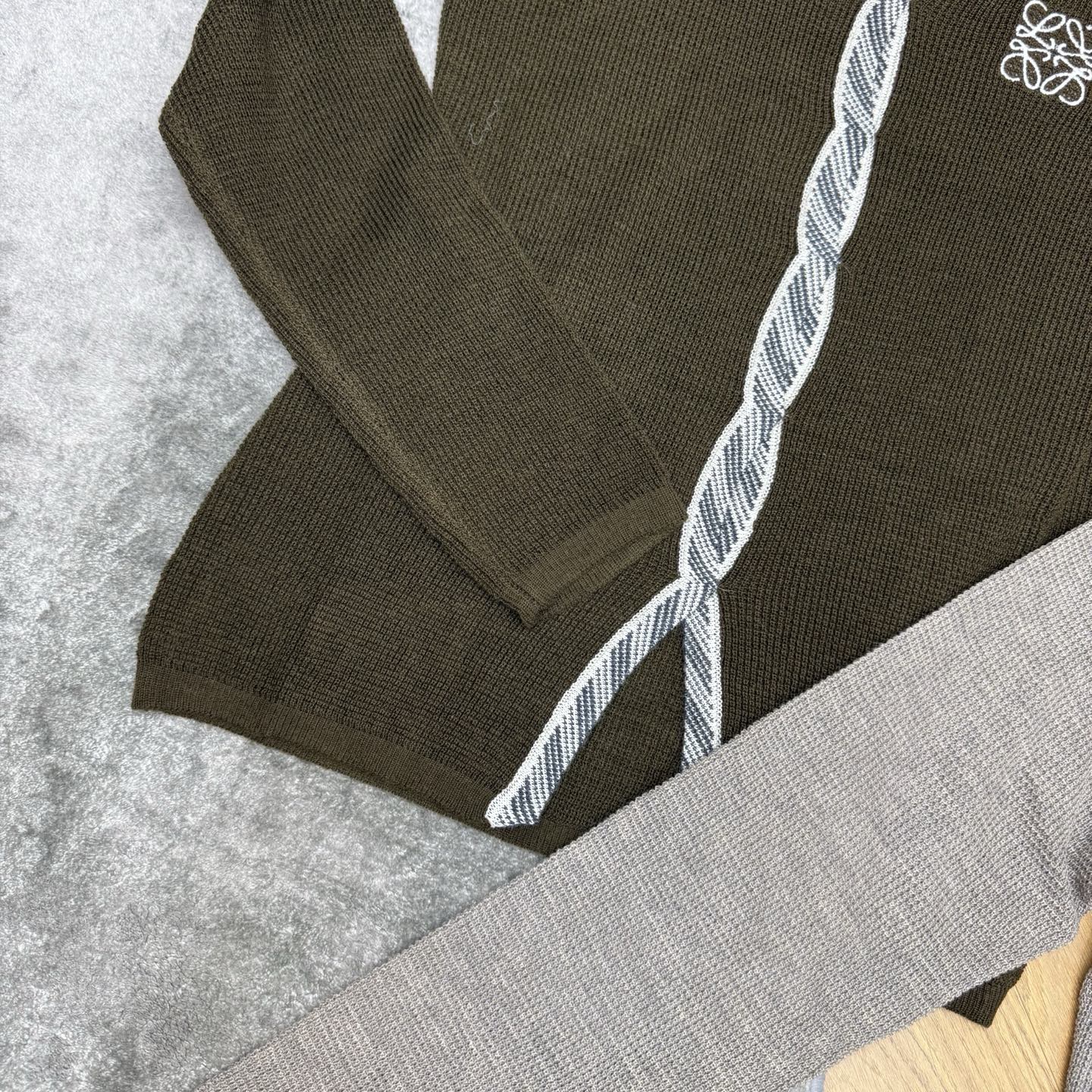 LW家 26早秋新款 复古撞色针织开衫，别致编织滚边门襟领口，氛围感拉满，胸口经典Anagram刺绣标识，低调高级，华夫