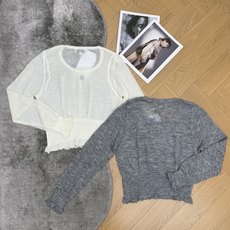 小香家 26早秋新款 收腰针织上衣,大圆领设计,优雅修饰颈线,胸口抽褶+双C标识,细节精致,腰部罗纹收腰,勾勒身形超显瘦 小香家 26早秋新款 收腰针织上衣,大圆领设计,优雅修饰颈线,胸口抽褶+双C标识,细节精致,腰部罗纹收腰,勾勒身形超显瘦
