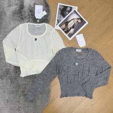 小香家 26早秋新款 收腰针织上衣,大圆领设计,优雅修饰颈线,胸口抽褶+双C标识,细节精致,腰部罗纹收腰,勾勒身形超显瘦 小香家 26早秋新款 收腰针织上衣,大圆领设计,优雅修饰颈线,胸口抽褶+双C标识,细节精致,腰部罗纹收腰,勾勒身形超显瘦