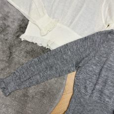 小香家 26早秋新款 收腰针织上衣,大圆领设计,优雅修饰颈线,胸口抽褶+双C标识,细节精致,腰部罗纹收腰,勾勒身形超显瘦 小香家 26早秋新款 收腰针织上衣,大圆领设计,优雅修饰颈线,胸口抽褶+双C标识,细节精致,腰部罗纹收腰,勾勒身形超显瘦