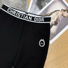 Dio*🏠 2026早秋新款 修身字母腰头打底裤 整体简约利落的版型 贴合腿部线条却不会紧绷束缚 修饰腿型 轻松勾勒流畅 Dio*🏠 2026早秋新款 修身字母腰头打底裤 整体简约利落的版型 贴合腿部线条却不会紧绷束缚 修饰腿型 轻松勾勒流畅