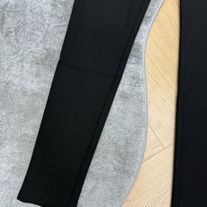 Dio*🏠 2026早秋新款 修身字母腰头打底裤 整体简约利落的版型 贴合腿部线条却不会紧绷束缚 修饰腿型 轻松勾勒流畅 Dio*🏠 2026早秋新款 修身字母腰头打底裤 整体简约利落的版型 贴合腿部线条却不会紧绷束缚 修饰腿型 轻松勾勒流畅